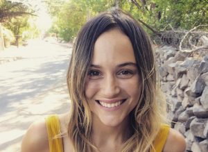 Actriz Valentina Carvajal luce su avanzado embarazo con foto al desnudo