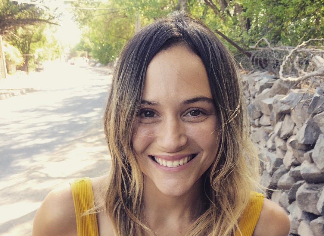 Actriz Valentina Carvajal luce su avanzado embarazo con foto al desnudo