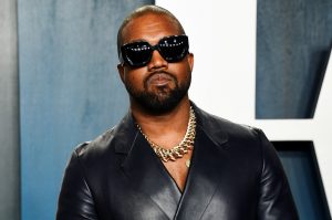Kanye West orinó en uno de sus Grammys para protestar contra la industria musical