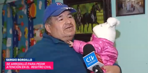 La historia del hombre que pidió ayuda de rodillas en el registro civil: "Cualquier padre lo haría"