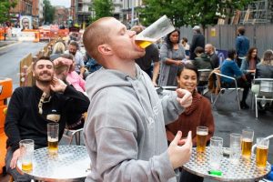 Se formó fiesta en las calles: El descontrol en Inglaterra tras la reapertura de pubs