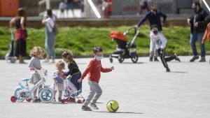 Minsal estudia protocolo para que niños salgan en cuarentena