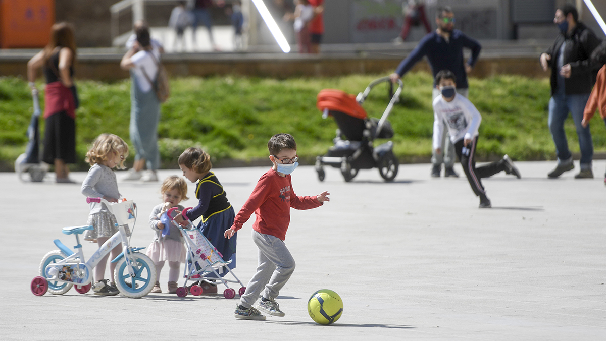 Minsal estudia protocolo para que niños salgan en cuarentena