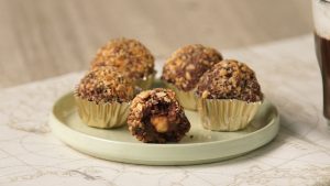 Los 4 ingredientes que necesitas para hacer bombones al estilo Ferrero Rocher