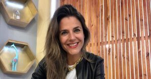 Julia Vial llama la atención de los televidentes con sorpresiva 'compañía' durante su teletrabajo