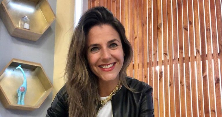 Julia Vial llama la atención de los televidentes con sorpresiva 'compañía' durante su teletrabajo