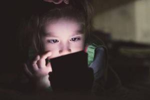 Mujer se hizo pasar por su hija en TikTok y expuso a acosador de menores