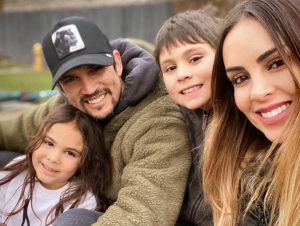 Maura Rivera y Mark González sorprendieron a sus hijos con tierno regalo