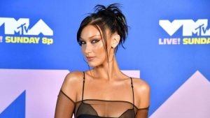 Bella Hadid nos demostró que el look noventero está en los VMA's 2020