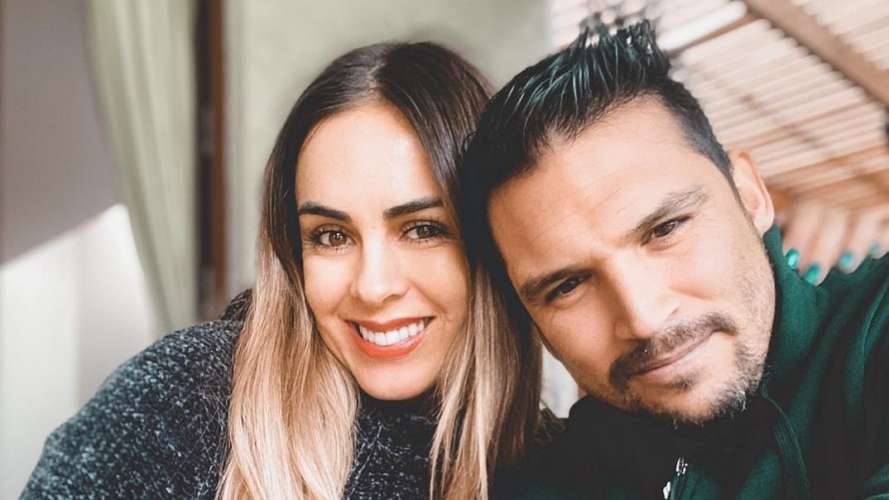 Maura Rivera y Mark González son cuestionados por el gatito que adoptaron