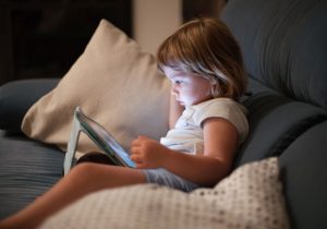 Consumo de pantallas ha aumentado al doble en niños durante pandemia