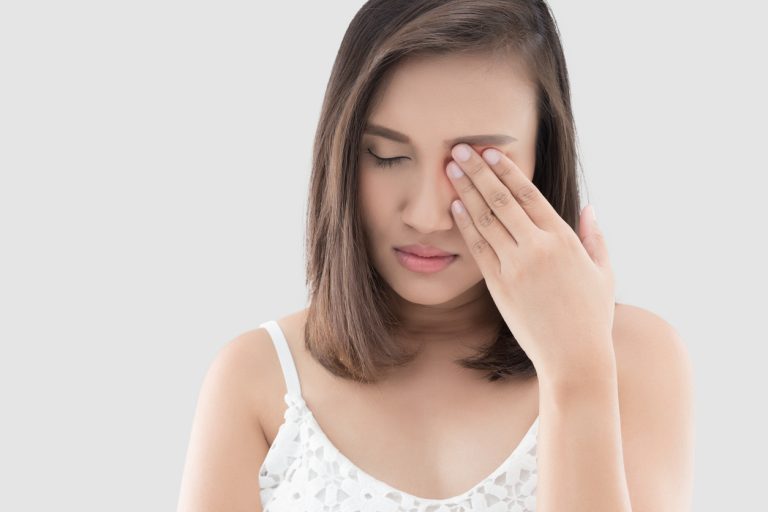 Esta sería la razón de por qué ves destellos de colores al cerrar los ojos