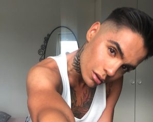 Leo Méndez comparte destapada foto desde su cama en redes sociales