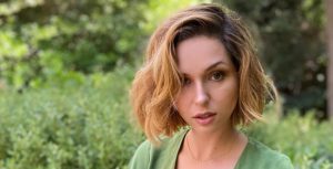 Nicole Block sorprendió con sutil desnudo: Se cubrió con una guitarra