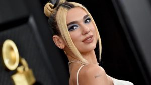 Dua Lipa nos enseña cómo lucir las tendencias que se vienen en primavera verano