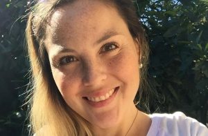 Chriss McMillan enternece las redes sociales con foto junto a uno de sus mellizos