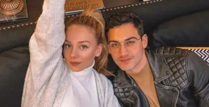 Ester Expósito y Alejandro Speitzer