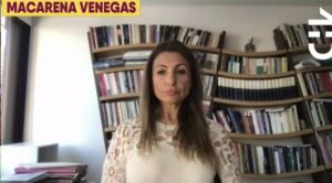 Librero de Macarena Venegas llenó de memes las redes sociales