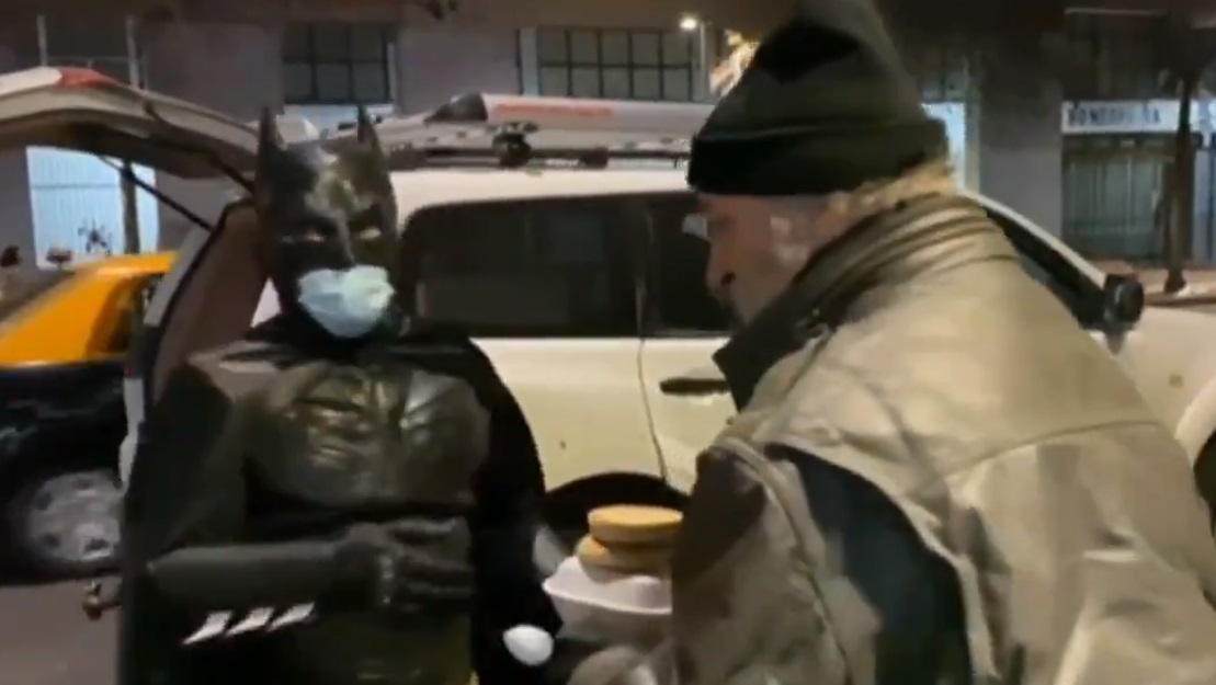 Batman solidario: Misterioso sujeto reparte comida a los más necesitados en Santiago