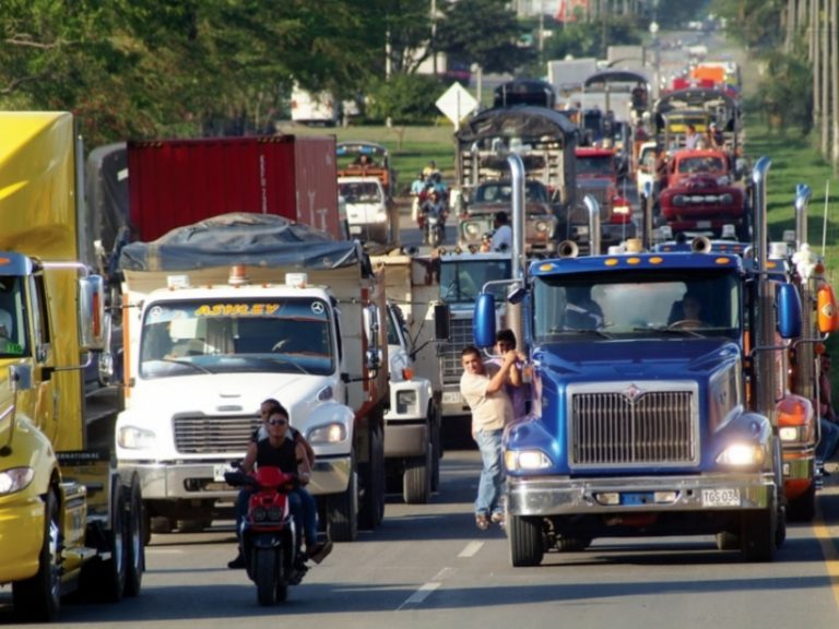 Camioneros suspendieron el paro tras acuerdo: "Vamos a seguir en estado de alerta"