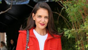 Katie Holmes nos muestra la forma correcta de usar buzos de manera chic