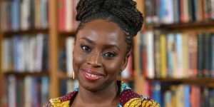 Chimamanda Ngozi Adichie: La escritora feminista que debes conocer