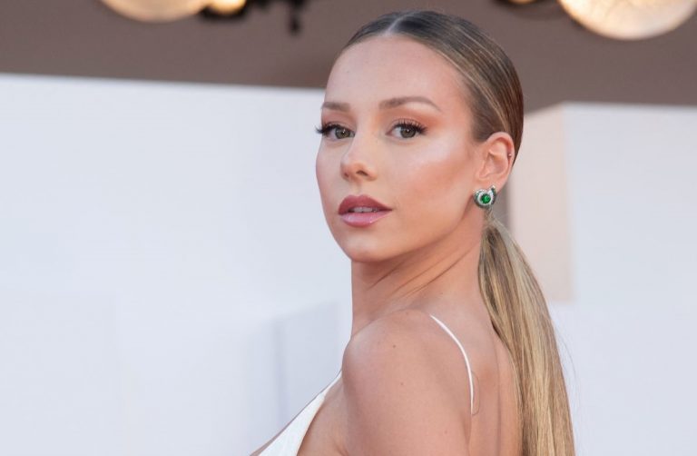 Por una buena causa: Ester Expósito subastará el vestido con el que se lució en Festival de Venecia