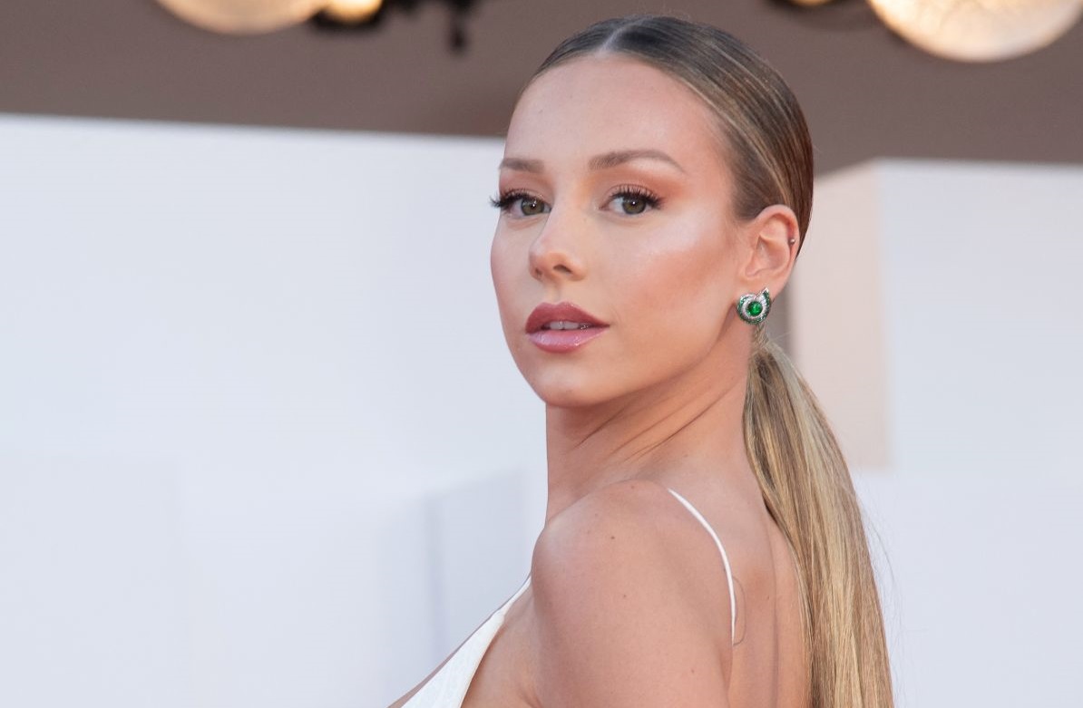 Por una buena causa: Ester Expósito subastará el vestido con el que se lució en Festival de Venecia