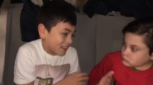 Viral se vuelve emotivo video de niño de rapeándole a hermano menor