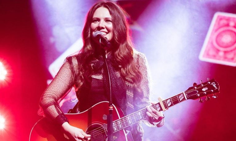 Joy Huerta mostró lo largo que tiene el pelo tras la cuarentena