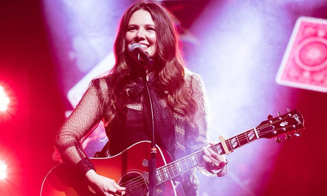 Joy Huerta mostró lo largo que tiene el pelo tras la cuarentena