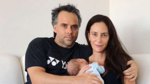 Fernando González comparte video jugando tenis con su hijo en brazos