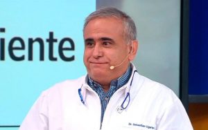 Dr. Ugarte comparte chascarro: Fue a trabajar con zapatos distintos