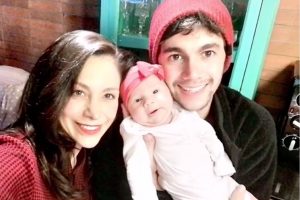 Pareja de Yamna Lobos comparte tierno video de su hija ¡Está muy grande!