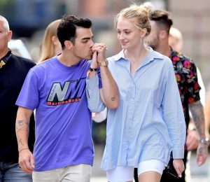 Joe Jonas y Sophie Turner son vistos por primera vez paseando a su hija
