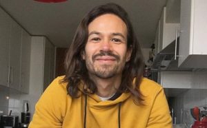 La tierna foto de Francisco Puelles junto a su hijo: "Regalón nos salió"