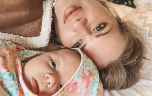 Eliana Albasetti explica la razón de que su bebé duerma con su perrito