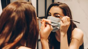 Con mascarilla puesta: Descubre cómo potenciar el maquillaje de tus ojos