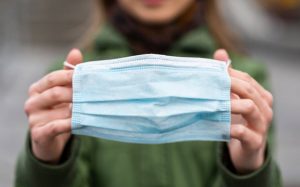 Mujeres que andaban sin mascarilla en Maipú fuero increpadas: "Yo no he visto ningún muerto"