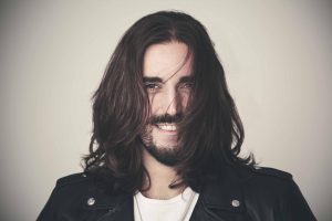 Andrés Suárez: Llega a Chile el cantautor español más relevante del 2020