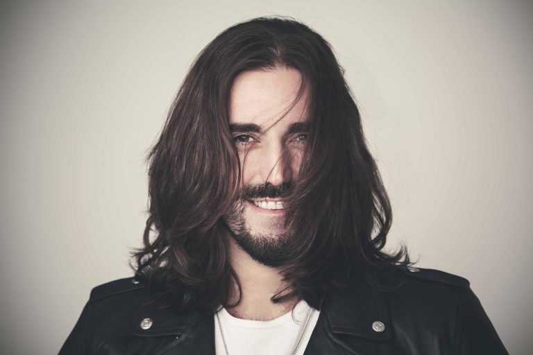 Andrés Suárez: Llega a Chile el cantautor español más relevante del 2020