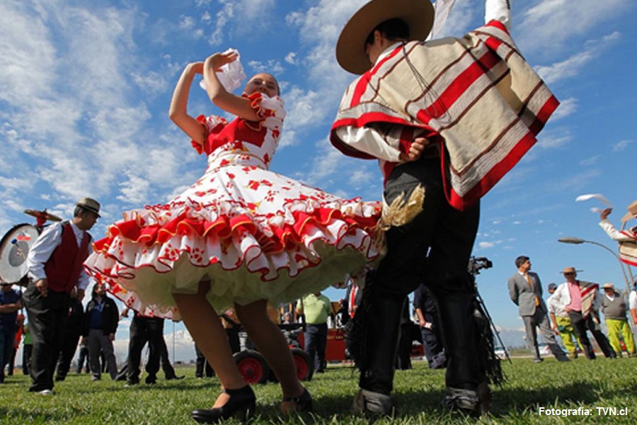Minsal pide anotar en una libreta a personas que invites a las Fiestas Patrias