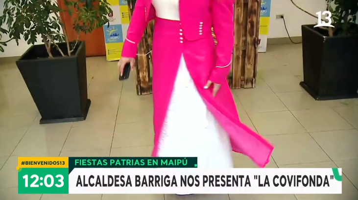 cathy barriga y su atípico traje de huasa fucsia