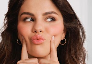 ¿Quieres tener un look fresco? Selena Gomez compartió su rutina de piel y maquillaje diario