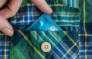 Estos son lugares comunes donde jamás deberías guardar los preservativos