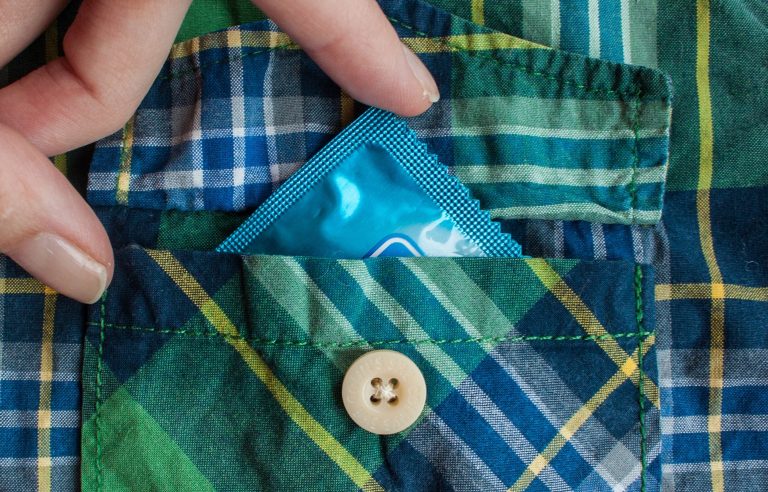 Estos son lugares comunes donde jamás deberías guardar los preservativos