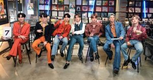 BTS se luce cantando sus éxitos en sesión acústica de Tiny Desk Concert