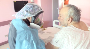 "El ángel de las cartas": TENS que entregaba mensajes a pacientes Covid