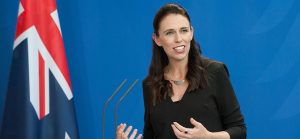 Primera ministra Jacinda Ardern promete que Nueva Zelanda usará solo energía renovable para 2030