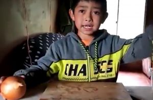 ¡Niño de primero básico se hace viral con su tutorial para hacer pebre!